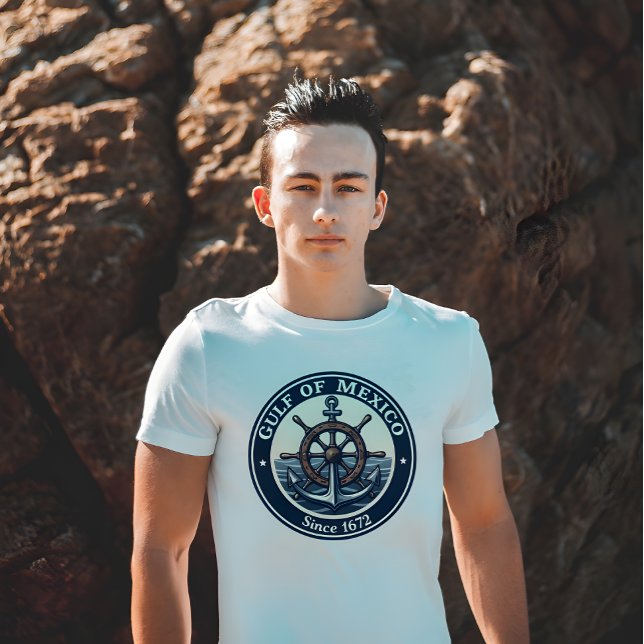 Camiseta Crachá Náutico Clássico do Golfo do México (Nautical Badge Style Gulf of Mexico Since 1672 white t-shirt.)