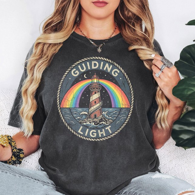 Camiseta Crachá Retro Arco-íris Farol Luz Guia (Criador carregado)