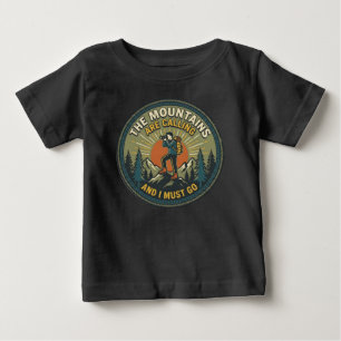 Camiseta Crachá Vintage de Caminhada As Montanhas Estão Cha