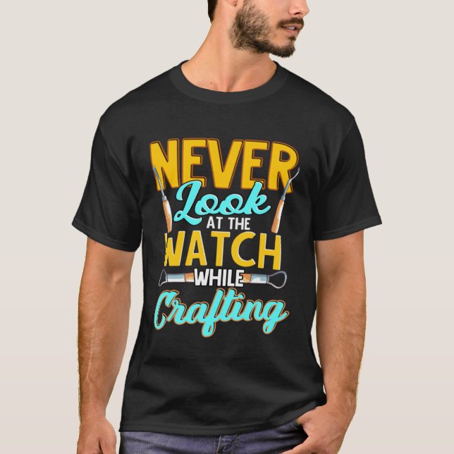 Camiseta Crafter Never Look At Watch While Crafting (Frente)