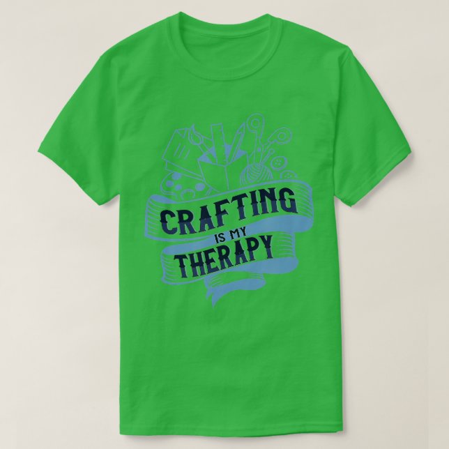 Camiseta Crafting as Therapy Ironic Needlework Crafter  (Frente do Design)