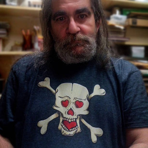 Camiseta Crânio com Camisa-Coração