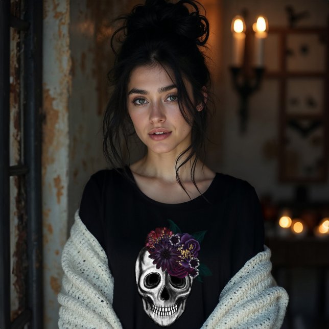 Camiseta Crânio de Halloween Floral Negro e Dourado (Black & Gold Moody Floral Halloween Skull Tri-Blend Shirt)