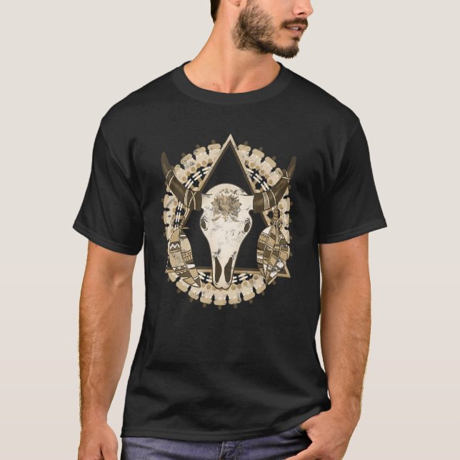 Camiseta Crânio de Vaca Penas Triângulo Boho Mandala Boêmio (Frente)