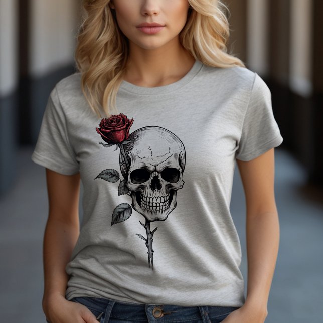 Camiseta Crânio e Rosa do Halloween gótico (Embrace your edgy side with our "Skull with Flower" tee—a perfect blend of fierce and floral style!)