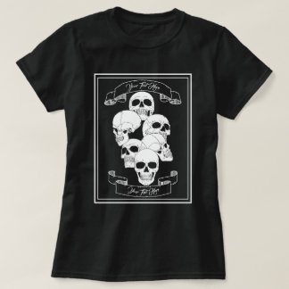 Camiseta Cránios e Estandartes com Texto Personalizável Pre