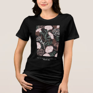 Camiseta Cravos Rosa Delicado com Floral de Folhas Verdes