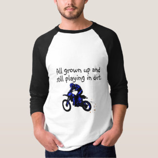 Camiseta Crescido toda acima e ainda jogando na motocicleta