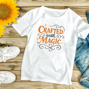 Camiseta Criado Com Magia Halloween Bruxa Divertida