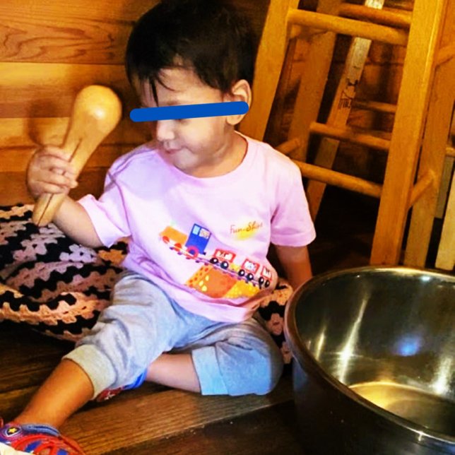 Camiseta Criança Aventurada - Divertida (Stylish, Durable, Cotton, USA Made ... with Attractive Design ... front and back.)