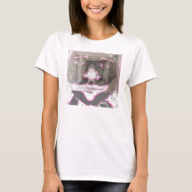 Criança dentro do tshirt