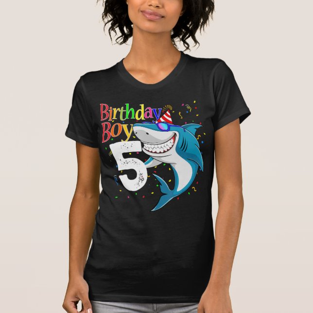 Camiseta Crianças 5 de Aniversário Garoto Tubarão-Cerca De  (Frente)