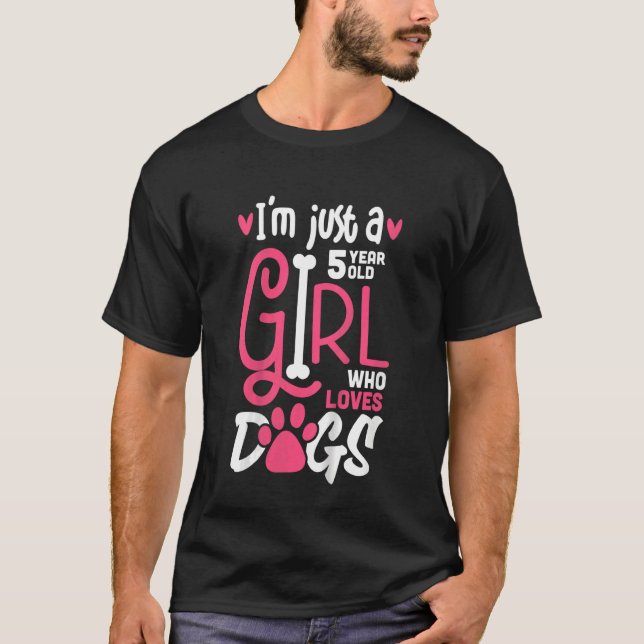 Camiseta Crianças de 5 anos que adoram cachorros bebendo cr (Frente)
