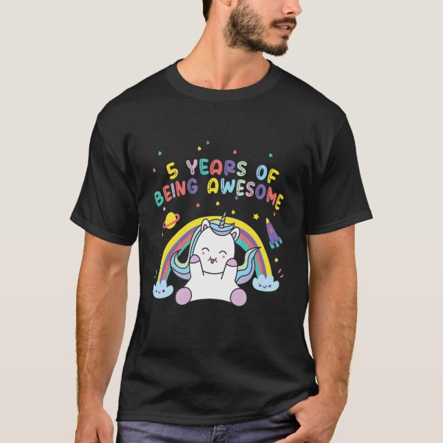 Camiseta Crianças De 5 Anos Sendo Incríveis (Frente)