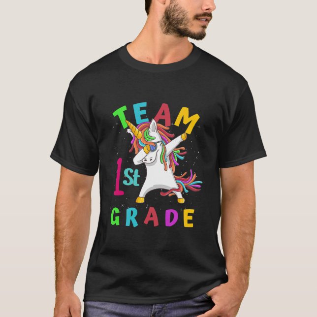 Camiseta Crianças De Primeira Classe De Volta À Equipe 1 Da (Frente)