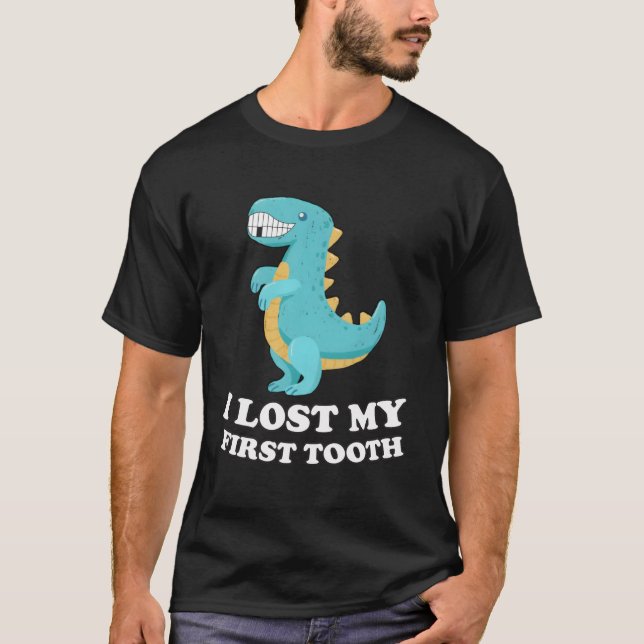 Camiseta Crianças Dinossauro Perdi O Primeiro Dente Eu Tamb (Frente)