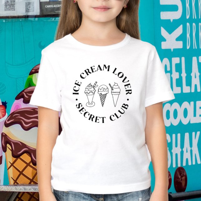 Camiseta Crianças do Clube Secreto do sorvete Lover (In-context, girl in front of ice cream shop)