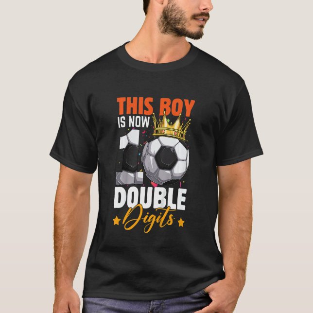 Camiseta Crianças Este Menino Agora 10 Dígitos Duplos De Fu (Frente)