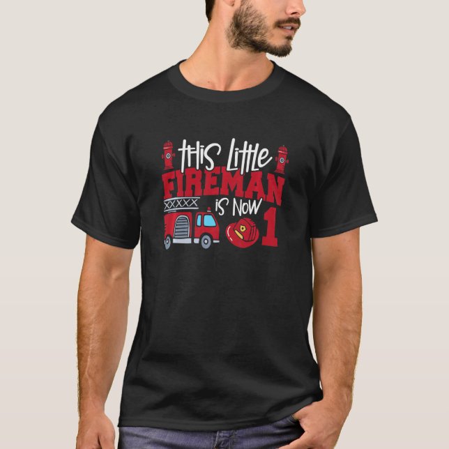 Camiseta Crianças Este Pequeno Bombeiro É Agora Um Caminhão (Frente)