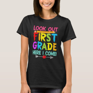 Camiseta Crianças Estudantes Olham Para O Primeiro Grau Aqu