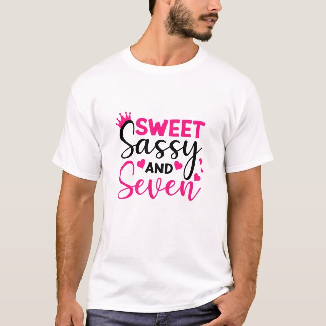 Camiseta Crianças Feliz 7 de Aniversário Doce Sassy E Sete  (Frente)