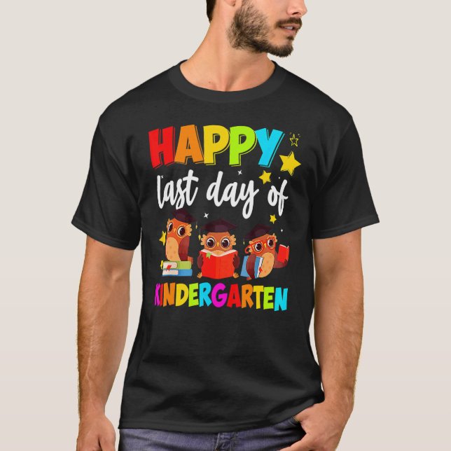 Camiseta Crianças Felizes No Último Dia Da Professora Kinde (Frente)