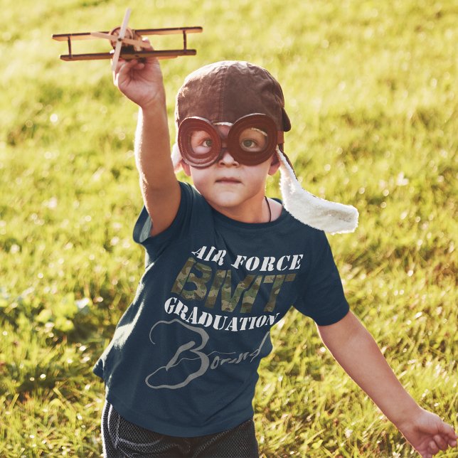 Camiseta Crianças Força Aérea - Graduação BMT Envolvida Esc (Kids' Air Force BMT Graduation Bound boys travel t-shirt, basic military training, Airman, dark back)