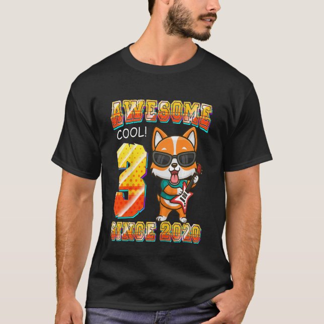 Camiseta Crianças Incríveis Desde 2020 Corgi Tocando Violão (Frente)