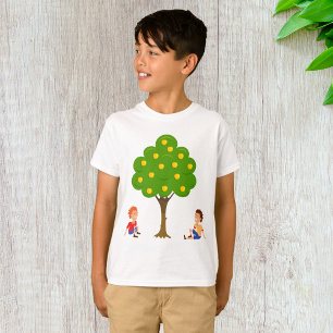 Camiseta Crianças Jovens Sentadas Sob Uma Árvore De Maçã