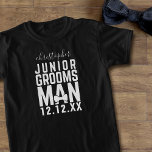 Camiseta Crianças Personalizadas Padrinho de casamento Negr<br><div class="desc">Trate seus padrinhos de casamento juniores para camisas de padrinho de casamento júnior! Apenas adicione o nome e a data do casamento e faça com que eles ajudem seus hóspedes com sua beleza. Roupa perfeita para ensaios de casamento</div>