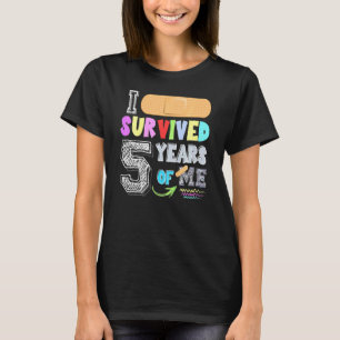 Camiseta Crianças Que Sobrevivi A 5 Anos De Mim Escadas E B