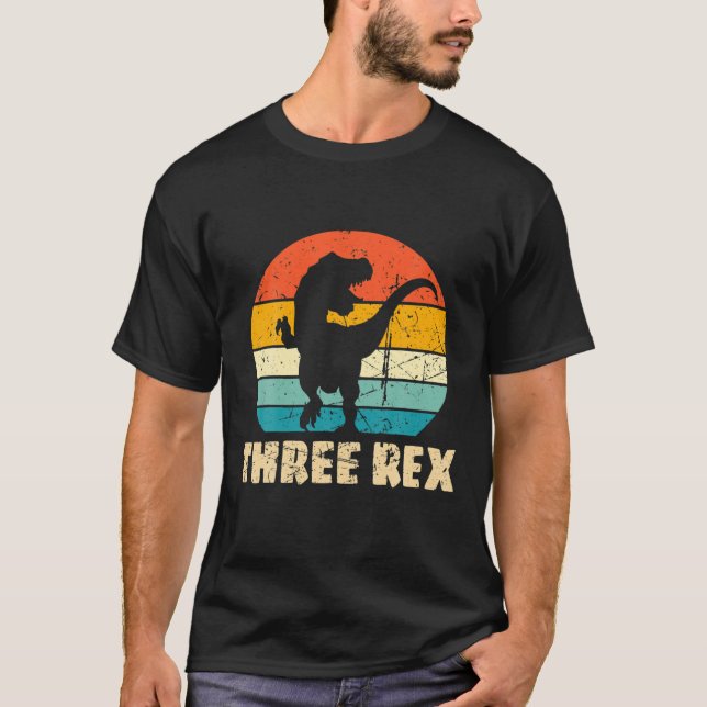 Camiseta Crianças Três aniversário de 3 anos Rex Meninos Te (Frente)