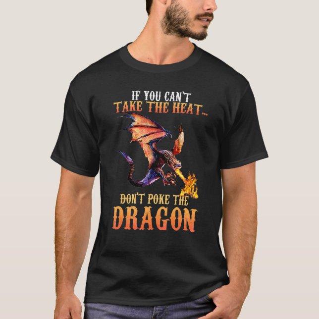 Camiseta Criatura Mitológica Voadora Cuspidora de Chamas de (Frente)