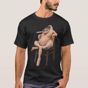 Camiseta Criatura Surrealista de Peixe e Frango Sentada na