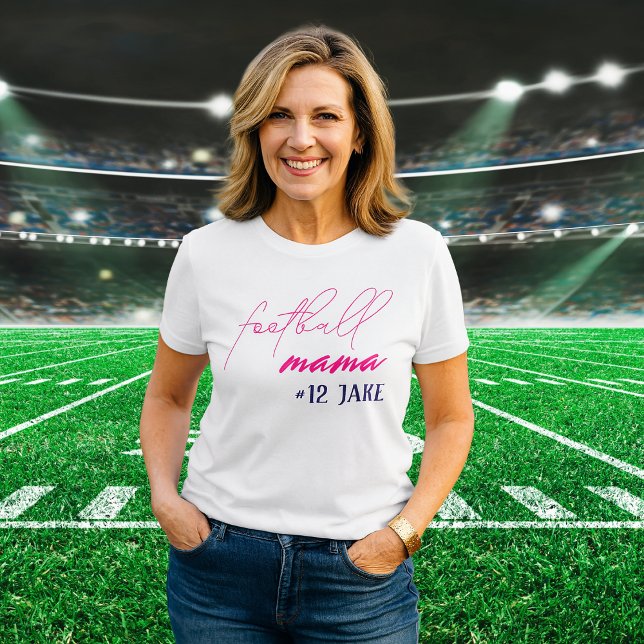 Camiseta Crie Sua Mãe De Futebol Personalizada (Modern minimalist Football Mama shirt in pink + black. Add player name and jersey number.
)