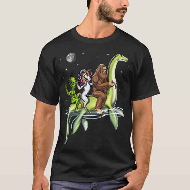 Camiseta Críptidos montando o Monstro do Lago Ness (Frente)