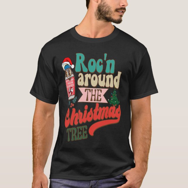 Camiseta CRNA Nurse Christmas Roc'n Around The Christmas Tr (Frente)