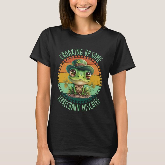 Camiseta Croaking Up Some Leprechaun Mischief  St Patrick s (Frente)