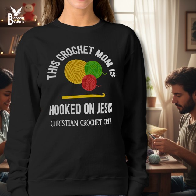 Camiseta CROCHET MOM HOOKED ON JESUS Crochet Crew (CROCHET MOM HOOKED ON JESUS Sweatshirt with customizable text. Great gift for Christian moms.)