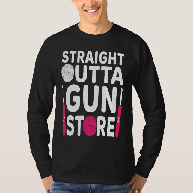 Camiseta Crocheting  Crochet Straight outta gun store (Frente)
