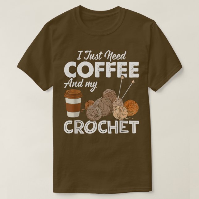 Camiseta Crocheting Eu só preciso de café e meu Crochet Sew (Frente do Design)