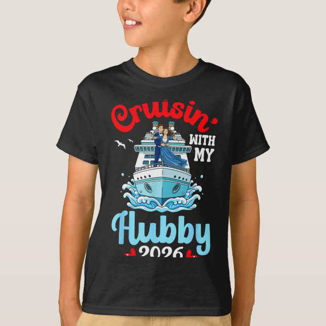 Camiseta Cruisin With My Hubby 2026 Romantic Couple Cruise  (Frente)
