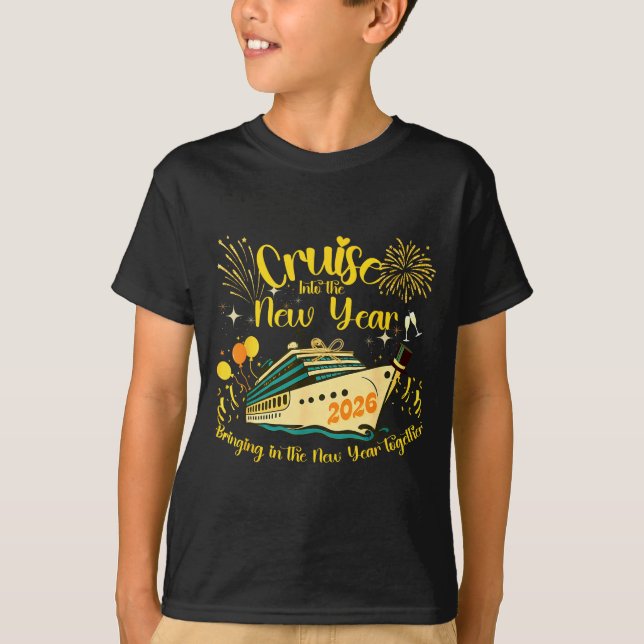 Camiseta Cruising Into 2026 New Years Eve Party Favors Fami (Frente)