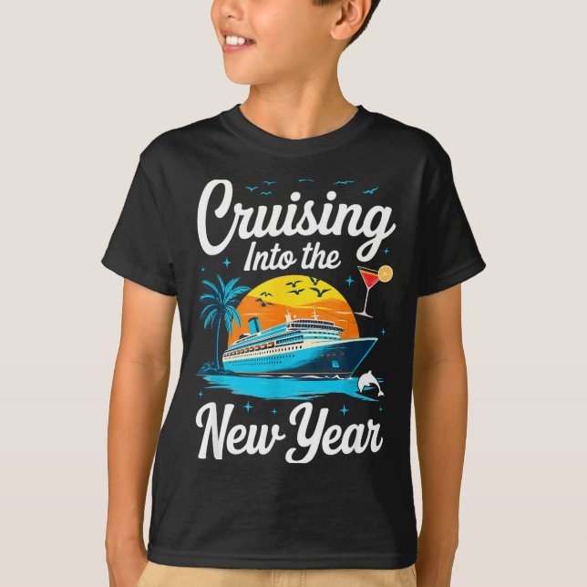 Camiseta Cruising Into 2026 New Years Eve Party Matching Fa (Frente)