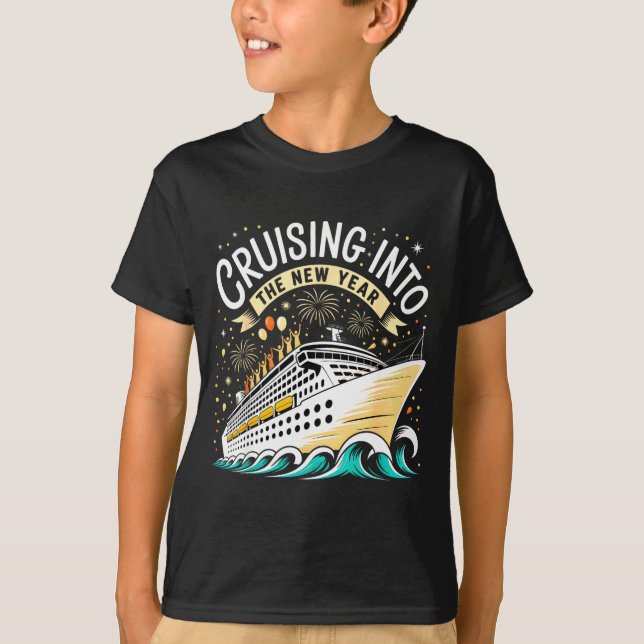 Camiseta Cruising Into The New Year 2026 Matching Family Cr (Frente)