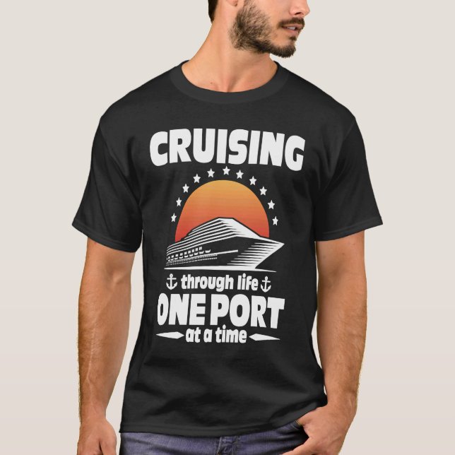 Camiseta Cruising Through Life One Port At A Time (Frente)