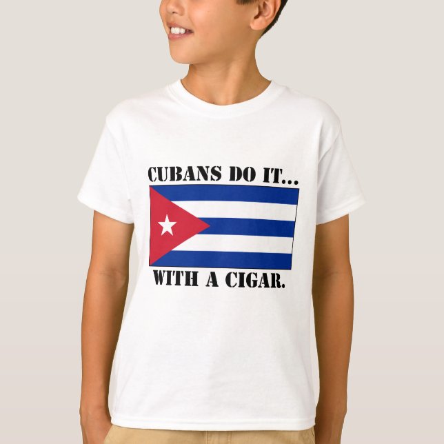 Camiseta Cubanos Fazem... Com Um Cigarro. (Frente)
