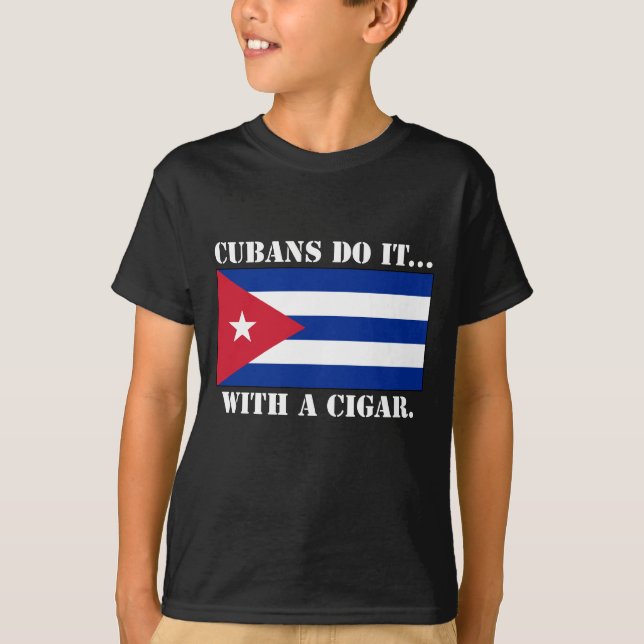 Camiseta Cubanos Fazem... Com Um Cigarro. (Frente)