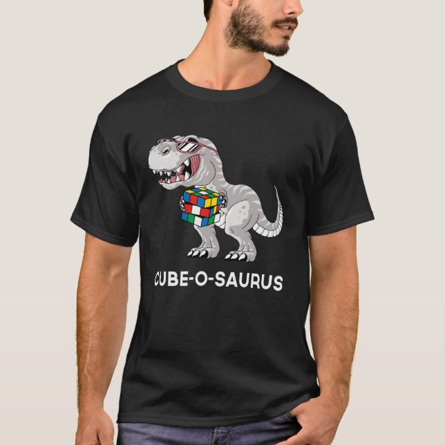 Camiseta Cube o saurus  Competitive Speed Cubing Dinosaur (Frente)