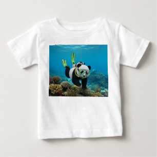 Camiseta Cubo de Panda 3D Nadando Sob Recife Subaquático
